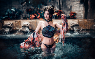 Woman bikini pool crown jewelry - a scarf free wallpaper for desktop