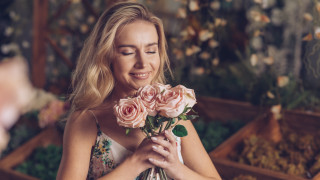 Romantic blonde woman roses smiling - free vintage wallpaper