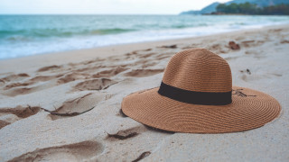 Beach hat sand ocean blue - summer free wallpaper