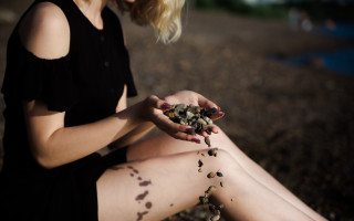 Woman beach seeds pointillism blurry - pointillism free wallpaper for desktop