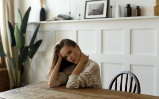 Serious woman portrait indoor blurry - leesha hannigan free wallpaper