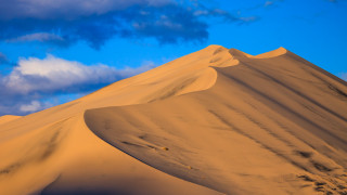 Desert sand dune sky clouds - a large sand dune free wallpaper