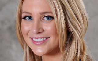 Woman blue eyes blonde hair 8 - airbrush free wallpaper