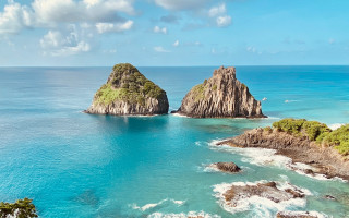 Small rocks ocean boat matte - the middle of the ocean free wallpaper