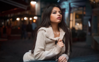 City night bench woman blurry - her shoulder free wallpaper