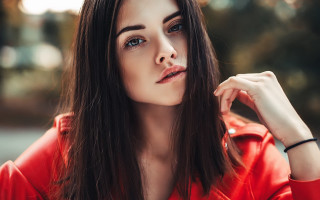 Woman longhair redshirt portrait bokeh - her chin free wallpaper