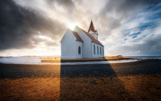 Church steeple cross cloudy sky - god ray free wallpaper for desktop