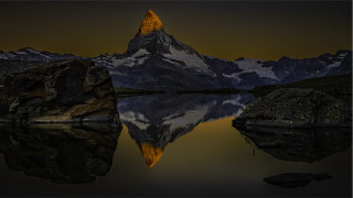 Mountain reflection night yellow peak - a yellow light free wallpaper for desktop