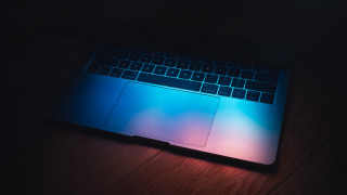 Laptop wooden table dark blue - les automatiste free wallpaper