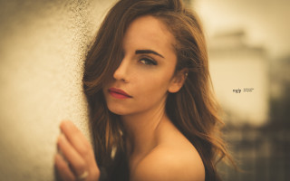 Woman leaning wall long hair - long hair leaning against a wall free wallpaper