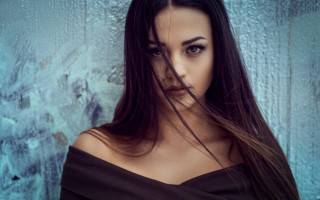 Woman blue background blood blurry - a blue background behind her free wallpaper