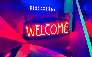 Neon sign welcome room light - a neon light free wallpaper