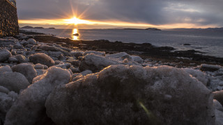 Rock beach sunset island lake - a small island in the distance free wallpaper