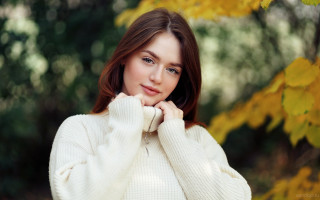 Woman white sweater autumn leaves 2 - a white sweater free wallpaper for desktop