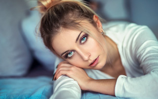 Eszter mattioni portrait blonde bun - a bun free wallpaper