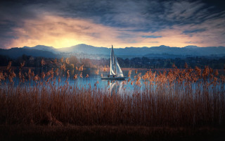 Sailboat lake mountains cityscape sunset - the foreground and a mountain range in the background free wallpaper for desktop