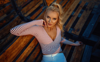 Woman bench fashion blonde denim - a wooden bench free wallpaper