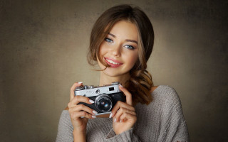 Elina karimova portrait smiling camera - neutral free wallpaper for desktop