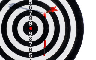 Bullseye white red marker center - symmetry accurate features free wallpaper