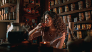 Woman bar wine shelf jars - free vintage wallpaper