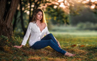 Park portrait woman sitting nature - the ground in a park free wallpaper