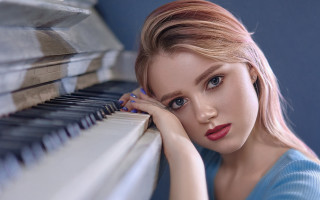 Woman piano serious portrait blonde - a piano free wallpaper