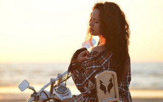 Woman motorcycle ocean drinking water - a bottle free wallpaper