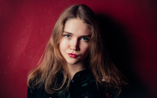 Woman longhair blackshirt redbackground anna - studio portrait free wallpaper for desktop