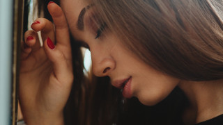 Woman red nails mirror closed - les automatiste free wallpaper