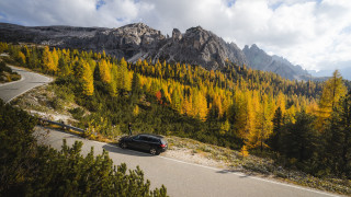 Mountain road autumn forest sunset - the background and a mountain range in the distance free wallpaper