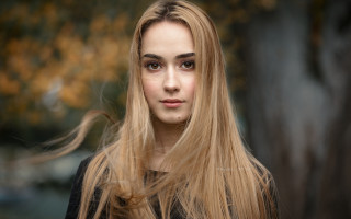 Blonde woman tree portrait bokeh - free portrait wallpaper for desktop