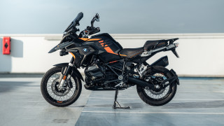 Black motorcycle parking lot red - a red light free wallpaper