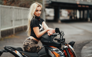 Woman motorcycle sitting bokeh blurry - the bike free wallpaper