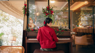 Woman piano christmas wreath tree - a christmas wreath free wallpaper