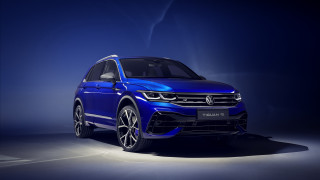 Blue volkswagen suv dark room - a spotlight free wallpaper