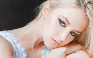 Woman blueeyes whitedress portrait art - her shoulder free wallpaper for desktop