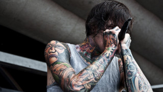 Man tattoos cellphone covering eyes - pointillism free wallpaper for desktop