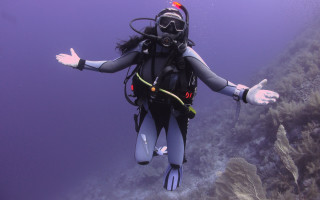 Scuba diver underwater arabesque extended - a scuba diver free wallpaper