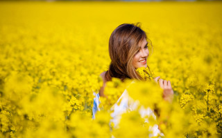 Woman field yellow smiling autumn - her pocket free wallpaper for desktop