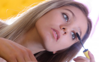 Woman brush yellow object blue - airbrush free wallpaper