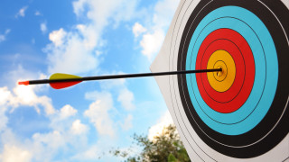 Target green arrow cloudy sky - symmetry accurate features free wallpaper