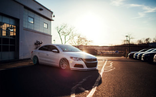 White car building sun tiltshift - len free wallpaper for desktop