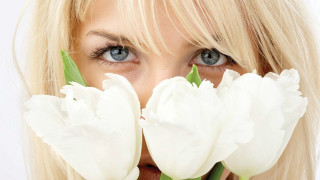 Woman blue eyes white flowers - realistic eye free wallpaper for desktop