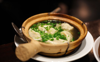 Soup dumplings greenonions plate spoon - a bowl of soup free wallpaper