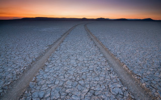 Desert sunset tracks mountains clouds - the middle of a desert free wallpaper