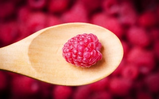 Wooden spoon raspberry bokeh microscopic - a wooden spoon free wallpaper