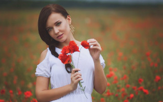Woman flower field serious portrait - anna hotchkis free wallpaper