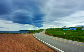 Road clouds grassy hill house - a grassy field below free wallpaper for desktop