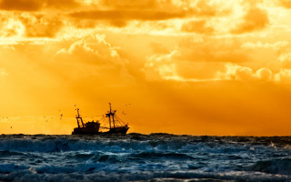 Boat ocean yellow sky clouds - cinematic photography free wallpaper