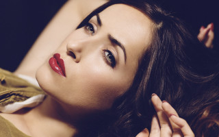 Woman redlipstick greenshirt portrait blurry - red lipstick free wallpaper